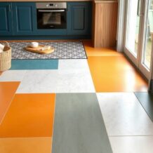 Podłoga do kuchni: jak wybrać trwały i stylowy materiał odporny na wilgoć i zabrudzenia